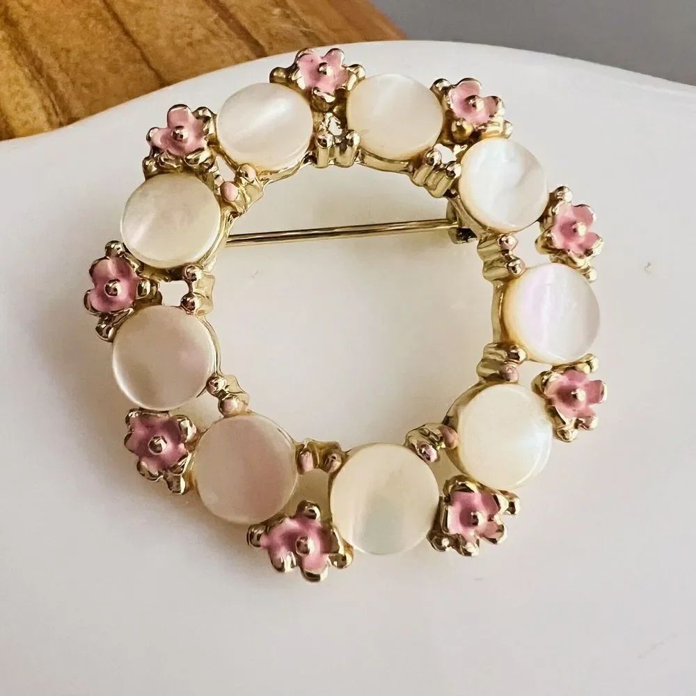 Vintage Brooch Pin with Daisy’s MOTHER OF PEARL Enamel Wreath Gold Tone 1305